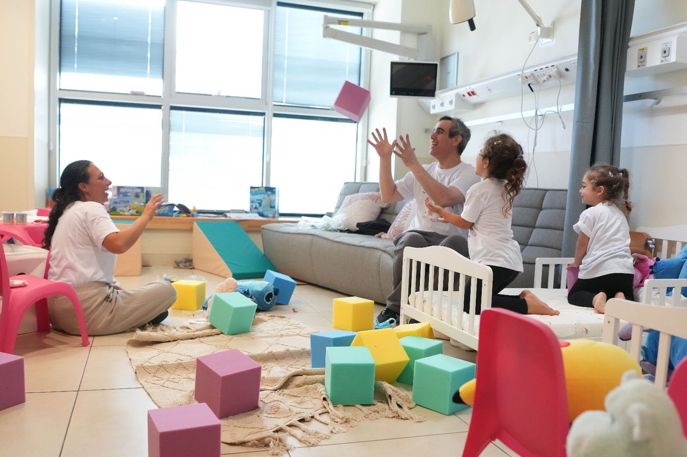 אי אפשר לעצור את הדמעות: עמרי מירן משחק לראשונה עם בנותיו הקטנות