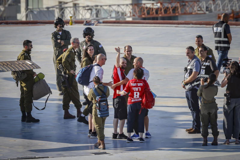 על גג בית החולים איכילוב