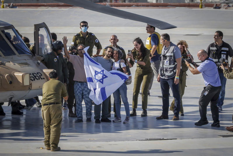 על גג בית החולים איכילוב