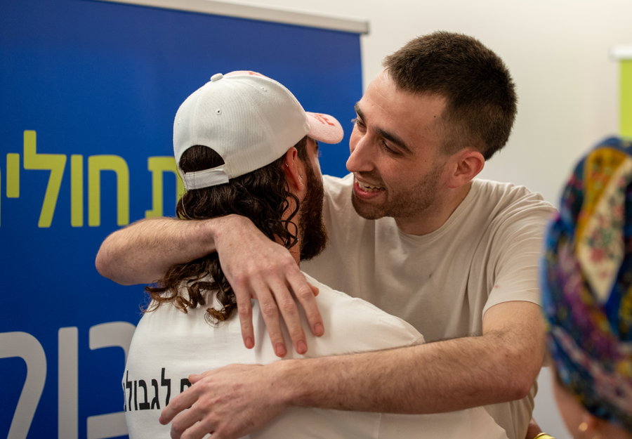 חיבוק אחרי 738 יום: החיבוק של אביתר דוד ואבינתן אור עם משפחותיהם | צפו