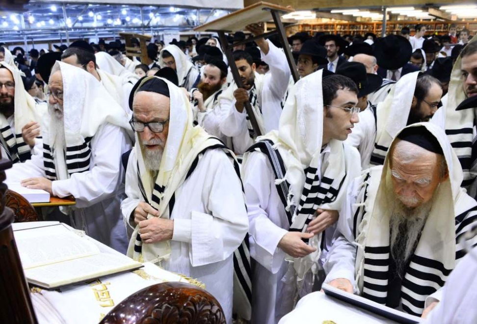 הגאון רבי צבי אייזנשטיין זצ"ל לפני התיבה בישיבת פוניבז 