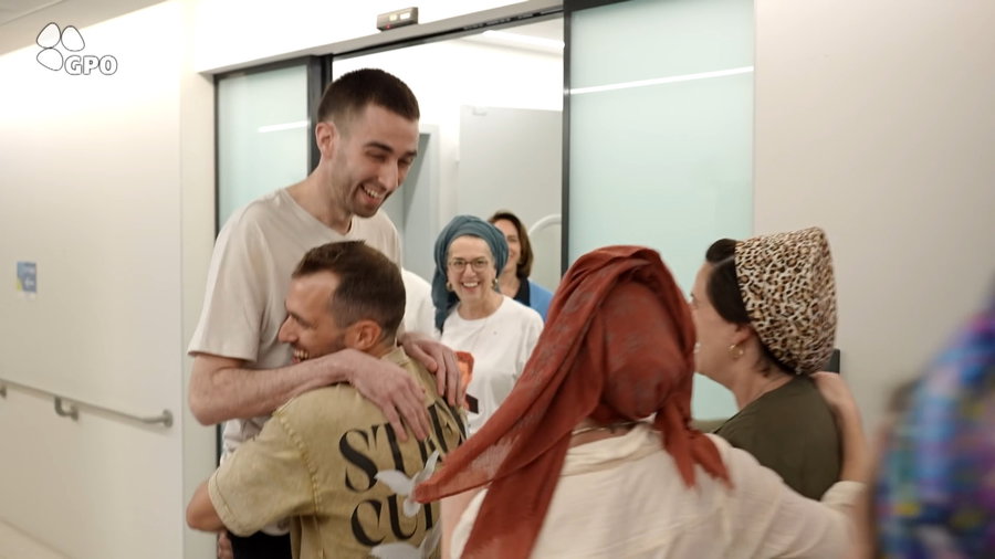 אבינתן אור מתאחד עם משפחתו