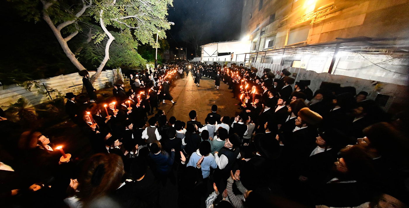 מעמד הבאגלייטען מוצאי יו"ט במחנובקא בעלזא