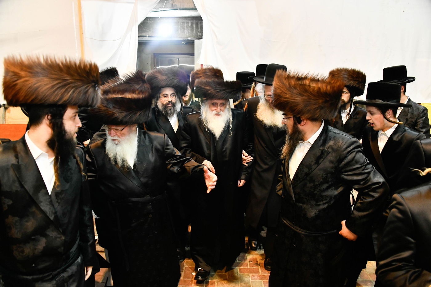 מעמד הבאגלייטען מוצאי יו"ט במחנובקא בעלזא