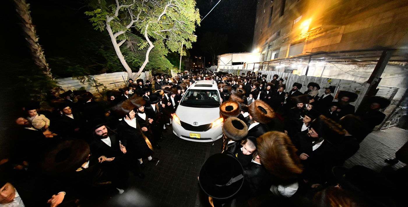 מעמד הבאגלייטען מוצאי יו"ט במחנובקא בעלזא