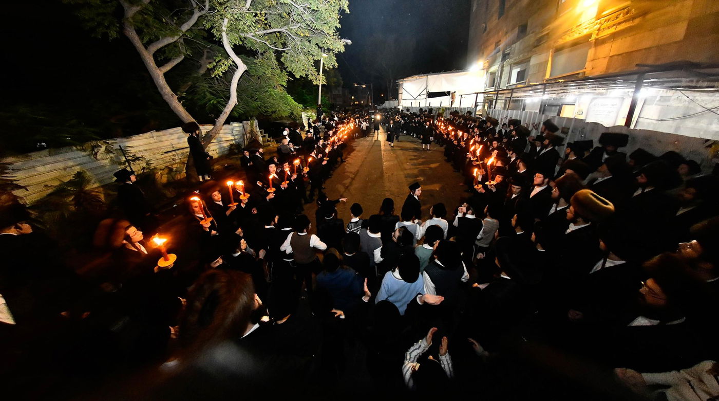 מעמד הבאגלייטען מוצאי יו"ט במחנובקא בעלזא
