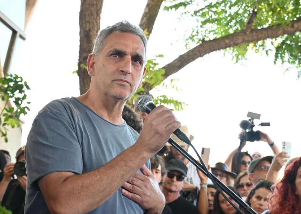 האב מספיד בהלוויה