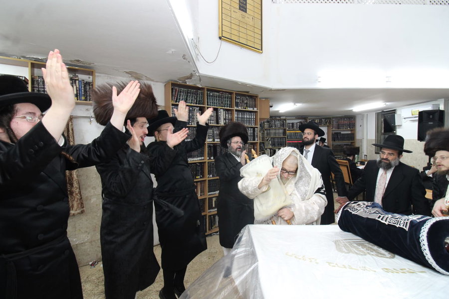 הקפות שניות בחצה"ק טעמשוואר