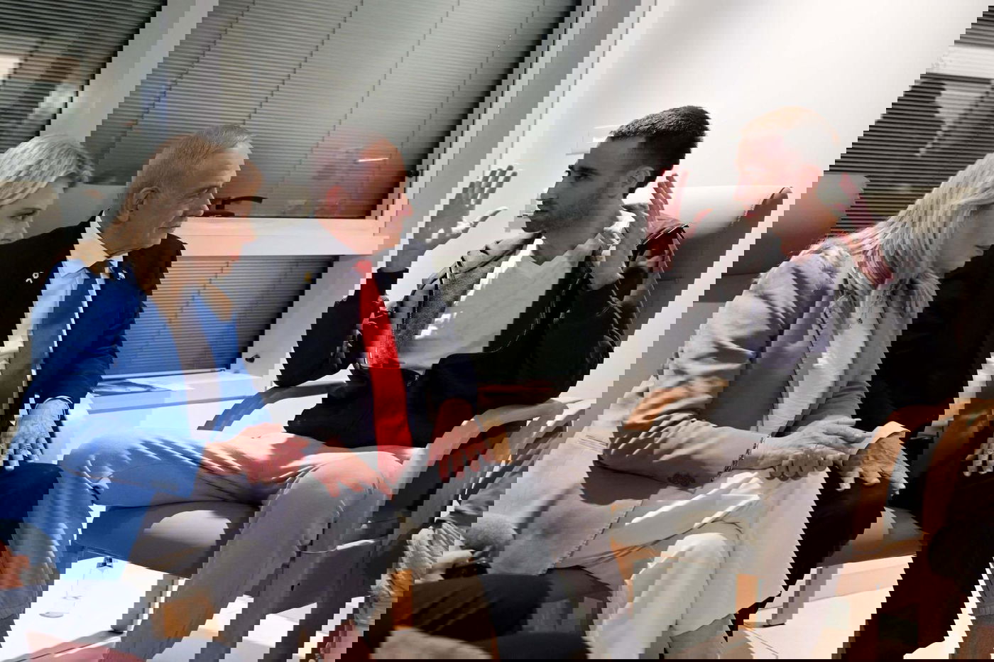 נתניהו ורעייתו ביקרו את החטופים ששבו; זה מה שהם אמרו להם | תיעוד