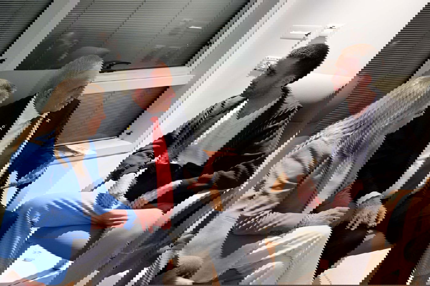 נתניהו ורעייתו ביקרו את החטופים ששבו; זה מה שהם אמרו להם | תיעוד