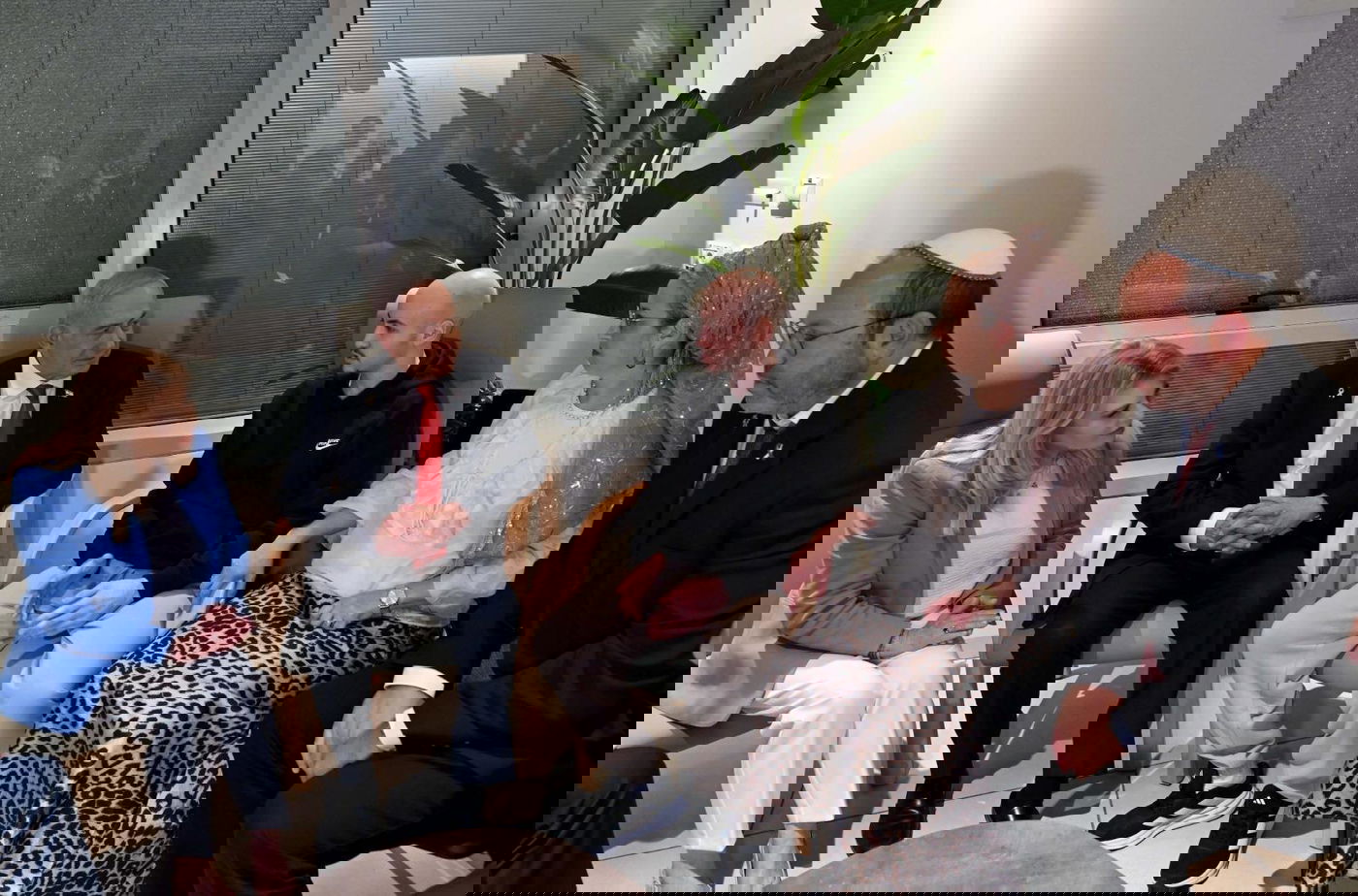 נתניהו ורעייתו ביקרו את החטופים ששבו; זה מה שהם אמרו להם | תיעוד