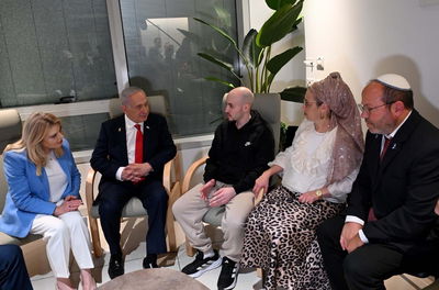 נתניהו ורעייתו ביקרו את החטופים ששבו; זה מה שהם אמרו להם | תיעוד