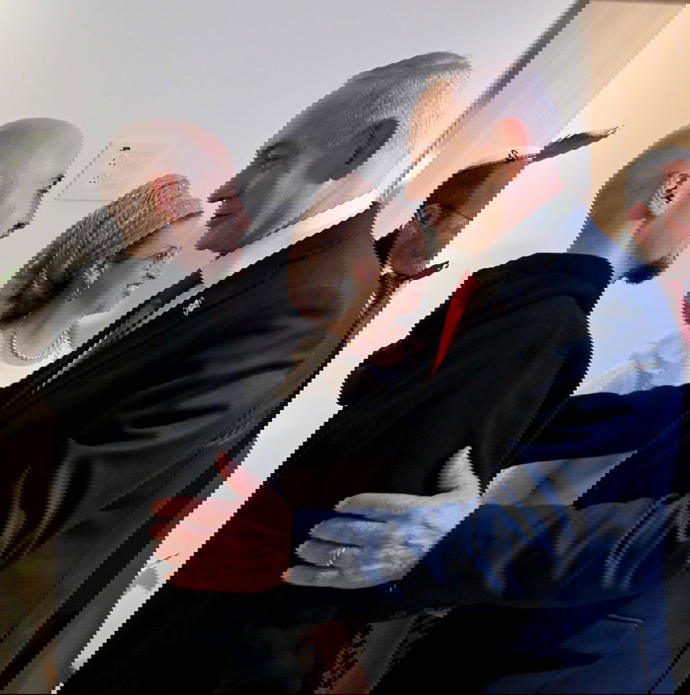 נתניהו ורעייתו ביקרו את החטופים ששבו; זה מה שהם אמרו להם | תיעוד