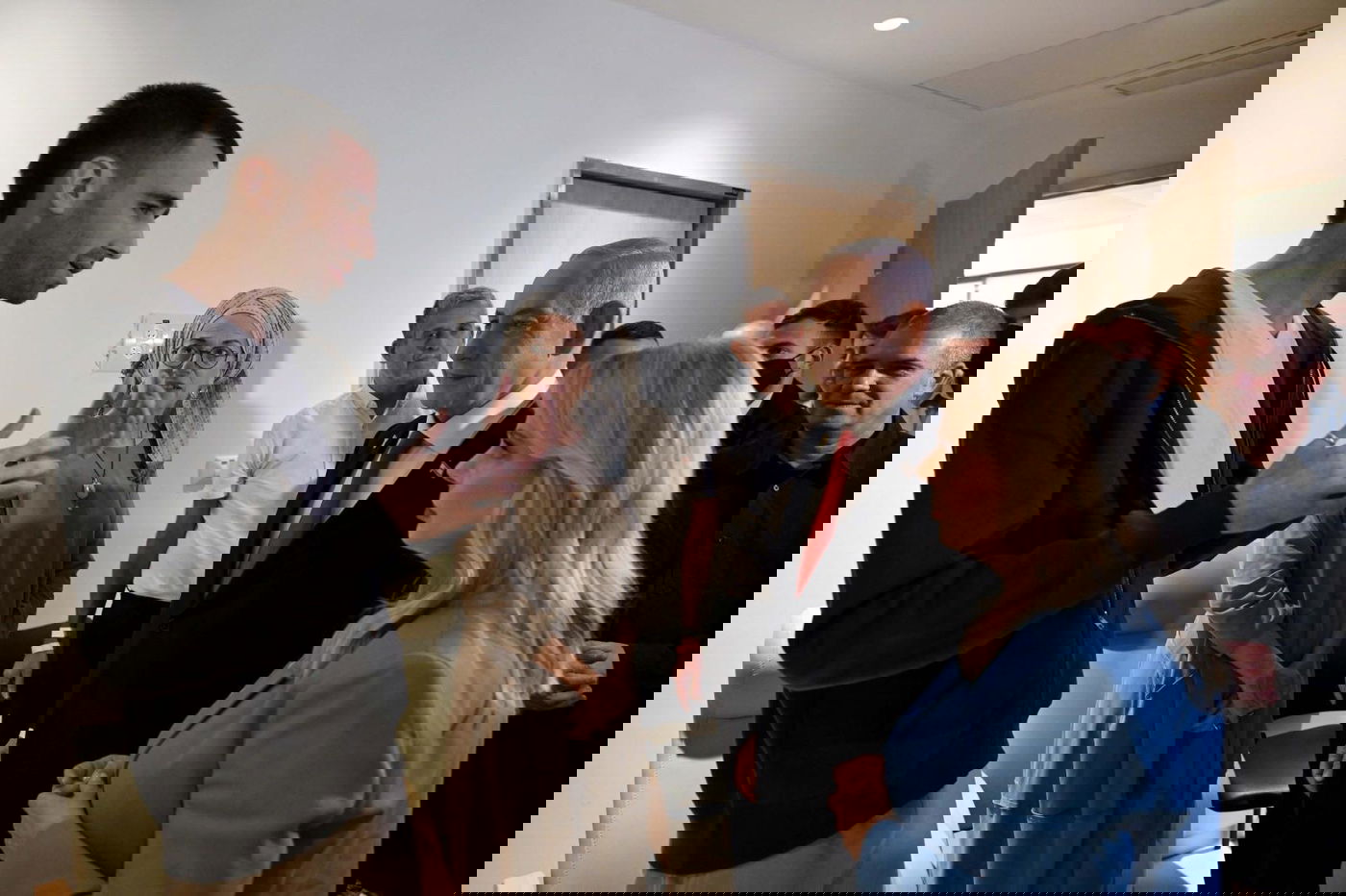 נתניהו ורעייתו ביקרו את החטופים ששבו; זה מה שהם אמרו להם | תיעוד