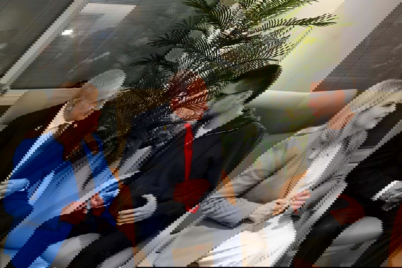 נתניהו ורעייתו ביקרו את החטופים ששבו; זה מה שהם אמרו להם | תיעוד