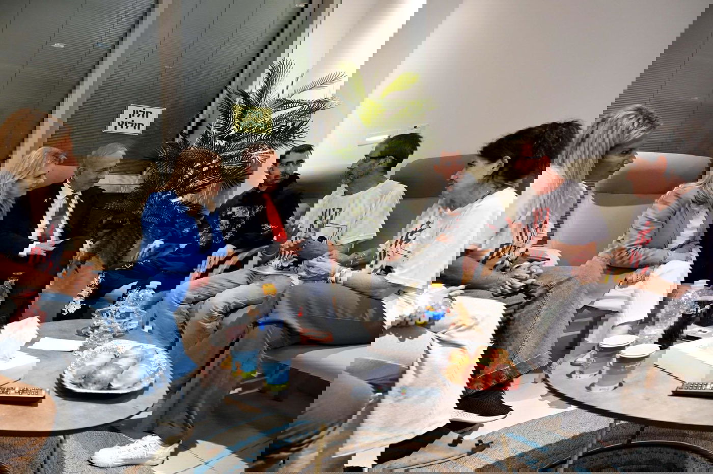 נתניהו ורעייתו ביקרו את החטופים ששבו; זה מה שהם אמרו להם | תיעוד