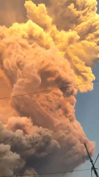 מרהיב: הר הגעש 'לאקי לאקי' התפרץ - השמיים נצבעו בכתום