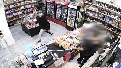 תיעוד: נכנס לקיוסק בלב הארץ ומרוקן באיומים את השטרות מהקופה