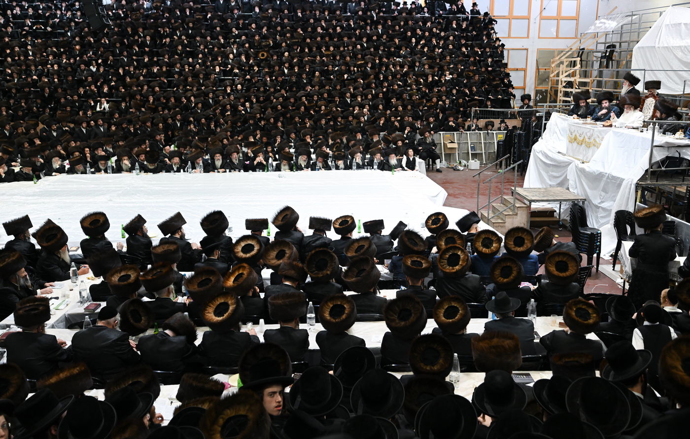 האדמו"ר מצאנז בשלחה"ט 'עפל טיש' במוצאי יו"ט