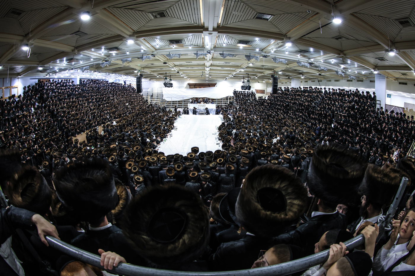 האדמו"ר מצאנז בשלחה"ט 'עפל טיש' במוצאי יו"ט