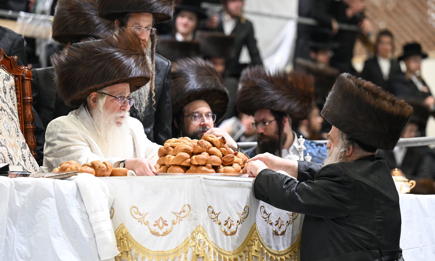 האדמו"ר מצאנז בשלחה"ט 'עפל טיש' במוצאי יו"ט