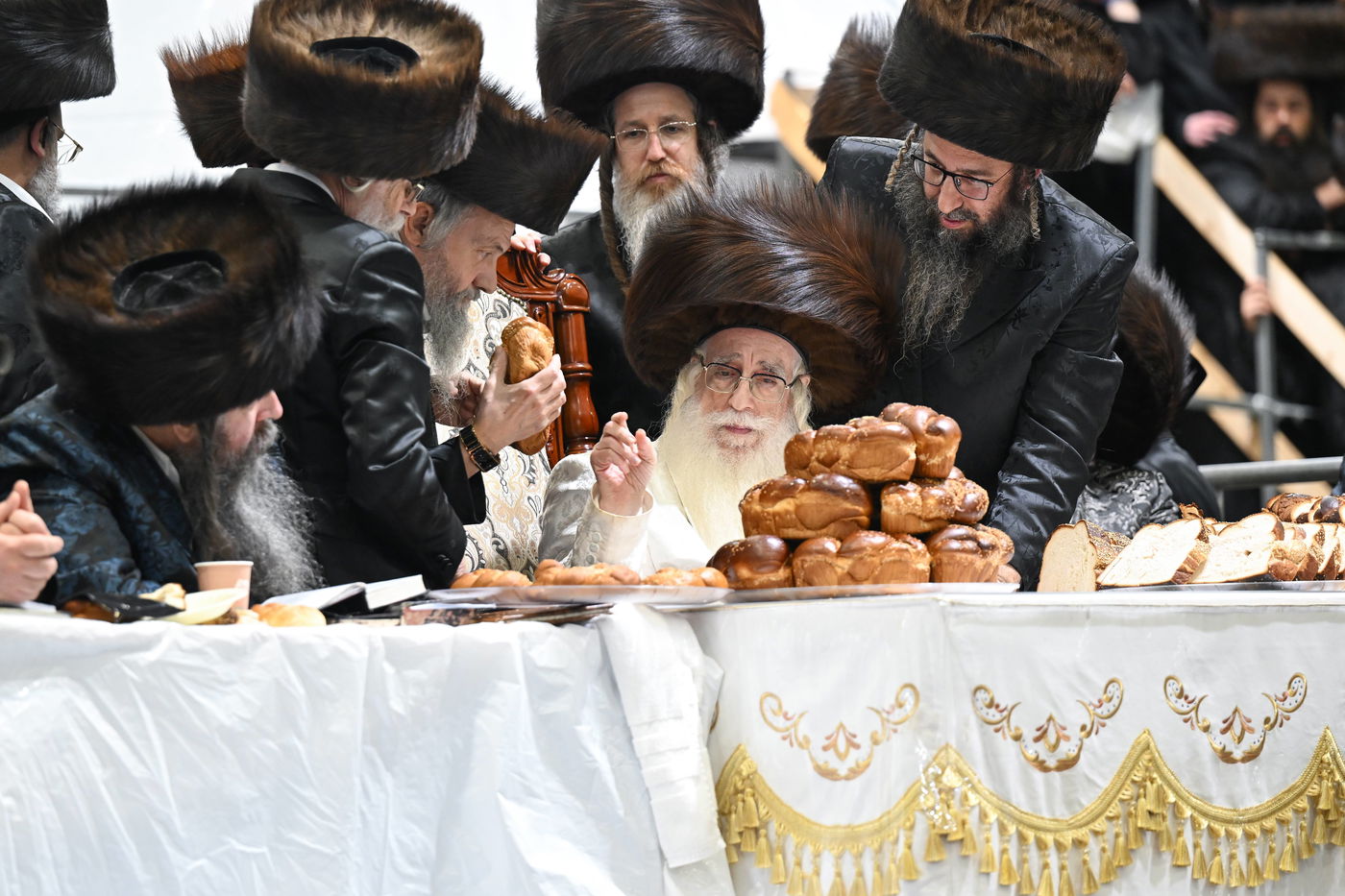 האדמו"ר מצאנז בשלחה"ט 'עפל טיש' במוצאי יו"ט