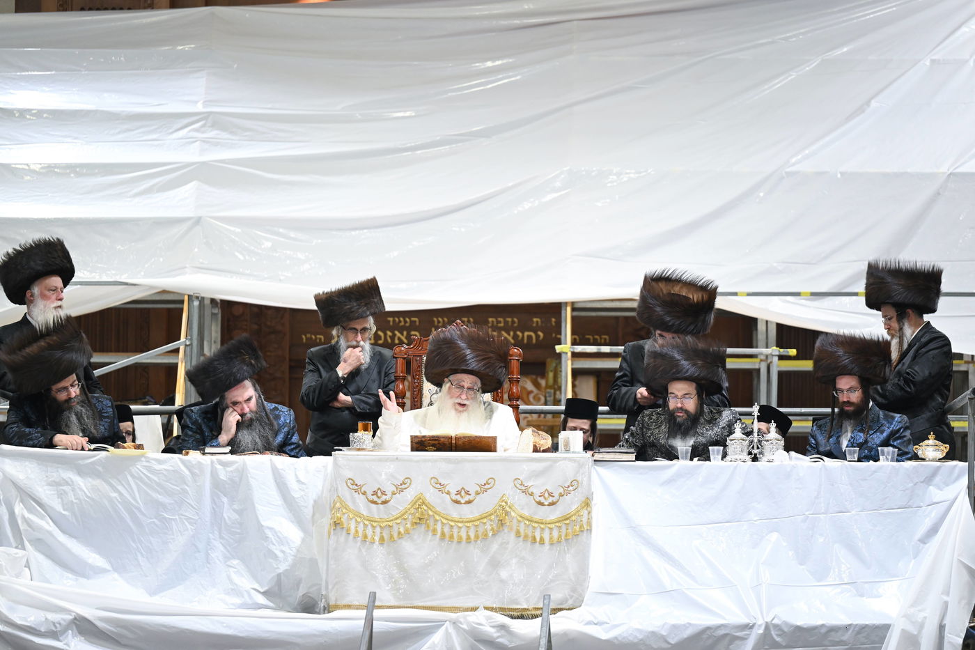 האדמו"ר מצאנז בשלחה"ט 'עפל טיש' במוצאי יו"ט