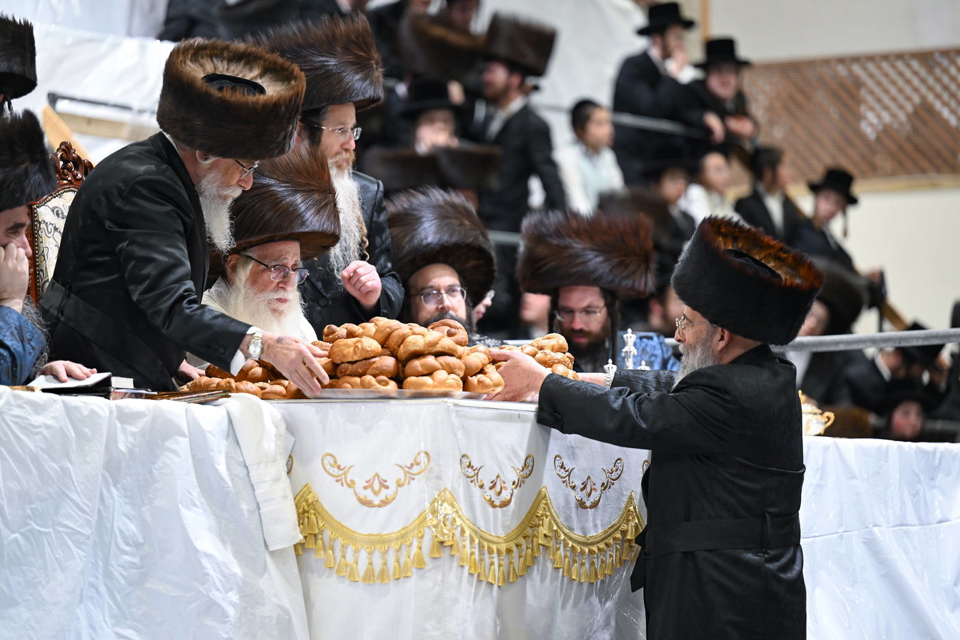 האדמו"ר מצאנז בשלחה"ט 'עפל טיש' במוצאי יו"ט