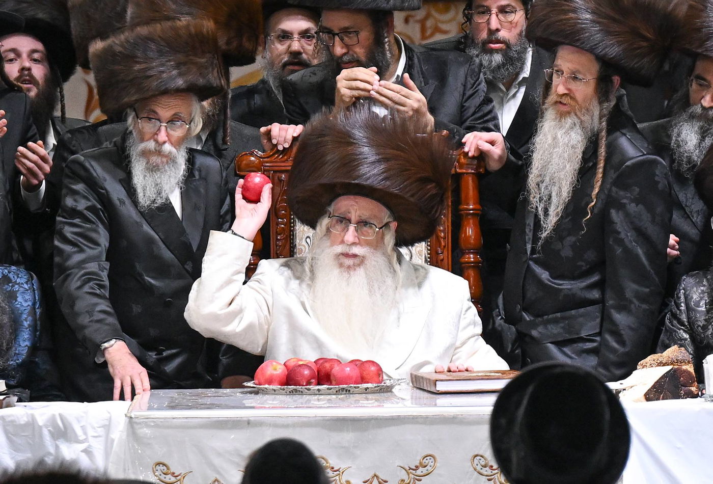 האדמו"ר מצאנז בשלחה"ט 'עפל טיש' במוצאי יו"ט