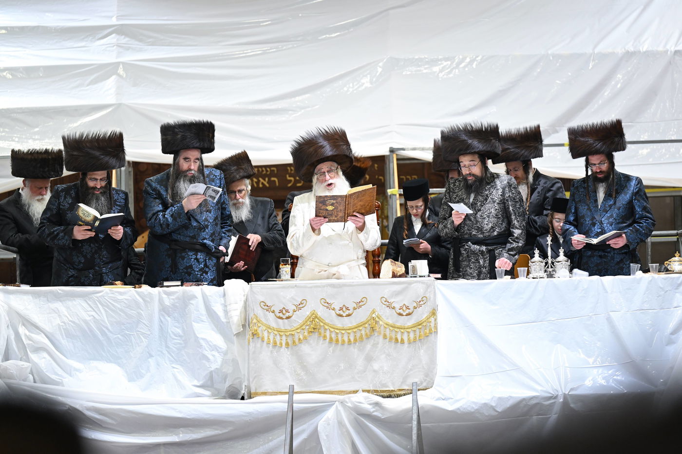 האדמו"ר מצאנז בשלחה"ט 'עפל טיש' במוצאי יו"ט