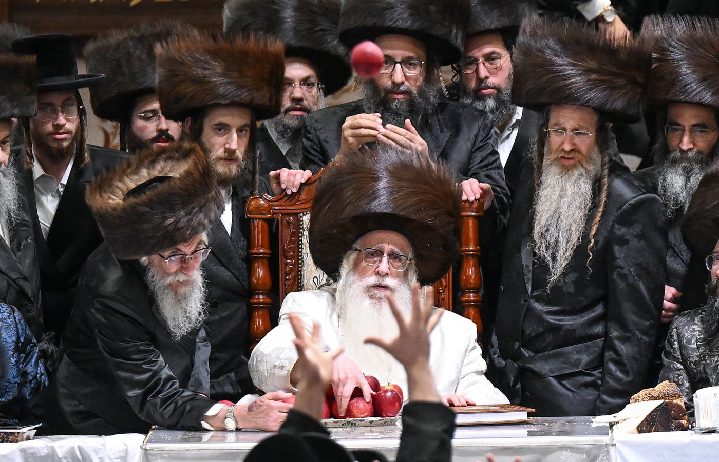 האדמו"ר מצאנז בשלחה"ט 'עפל טיש' במוצאי יו"ט