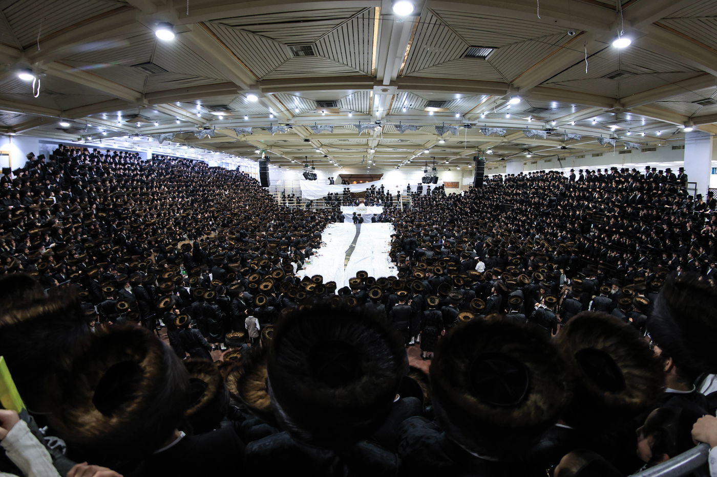 האדמו"ר מצאנז בשלחה"ט 'עפל טיש' במוצאי יו"ט