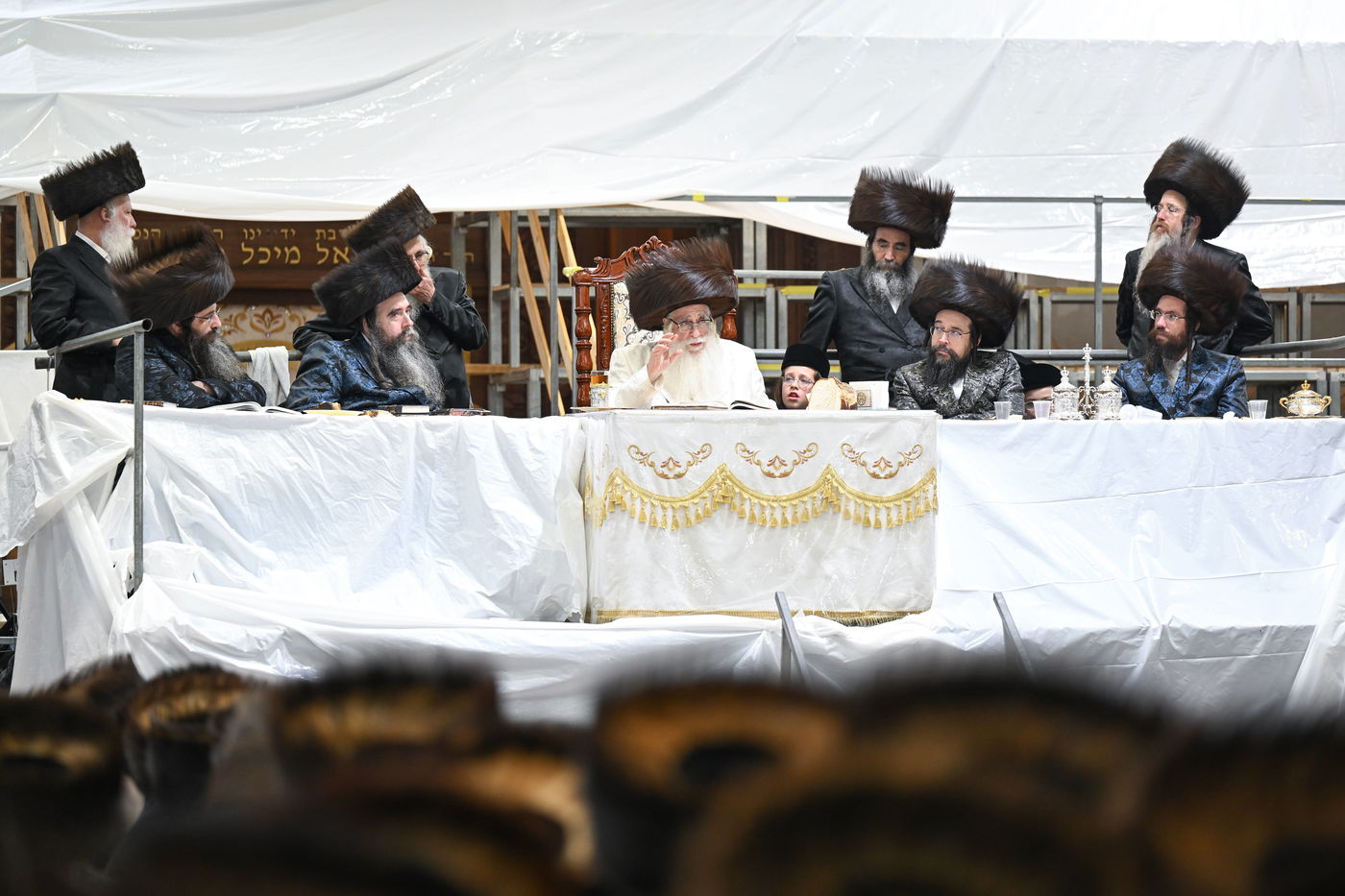 האדמו"ר מצאנז בשלחה"ט 'עפל טיש' במוצאי יו"ט