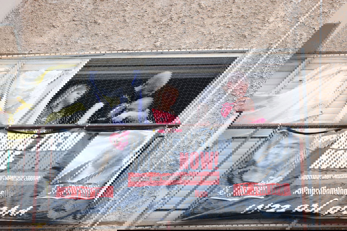 איתן הורן יצא למרפסת ביתו ודמע מול הקהל המריע: "תמיד האמנתי"