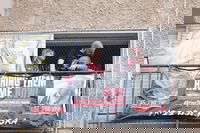 איתן הורן יצא למרפסת ביתו ודמע מול הקהל המריע: "תמיד האמנתי"