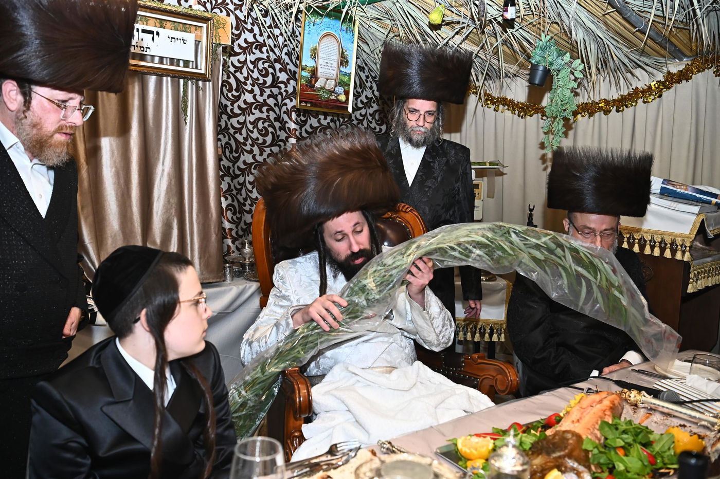 חג הסוכות בחצה"ק מעז'בוז