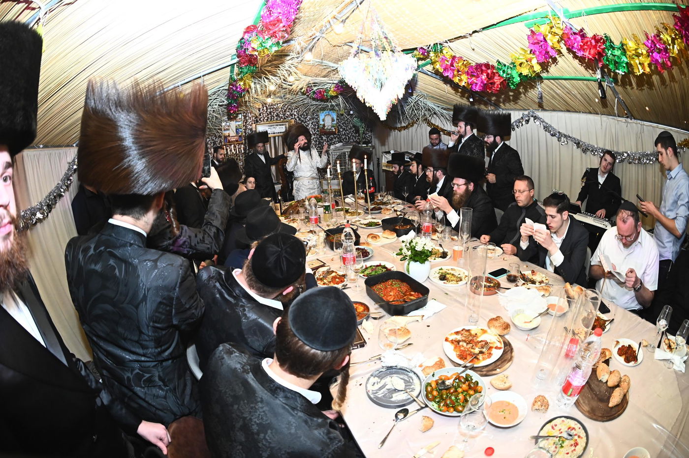 חג הסוכות בחצה"ק מעז'בוז