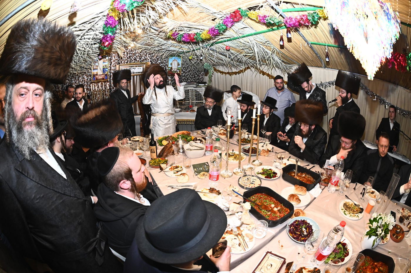 חג הסוכות בחצה"ק מעז'בוז