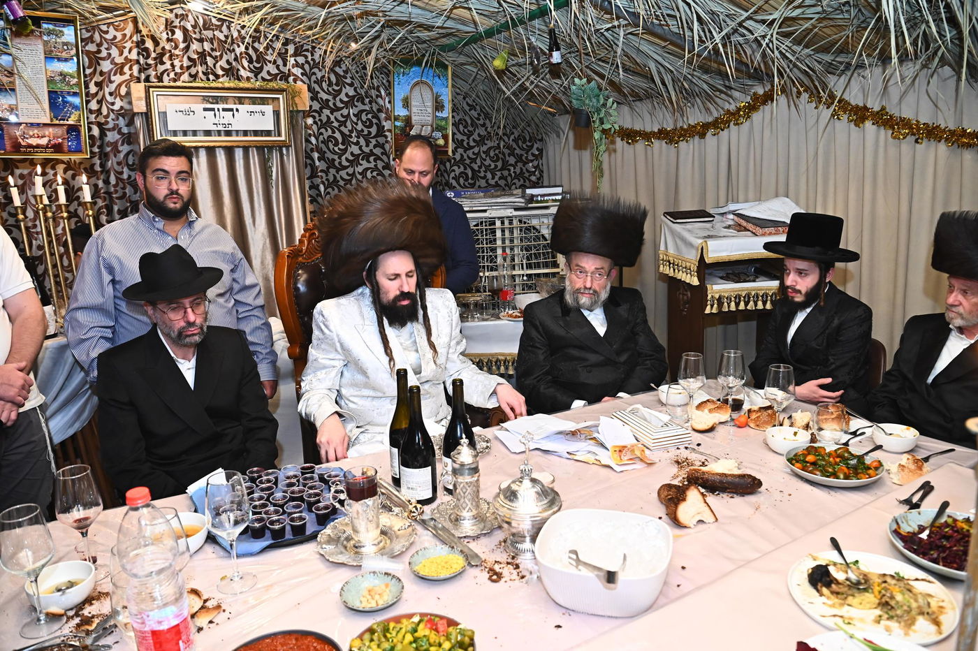 חג הסוכות בחצה"ק מעז'בוז