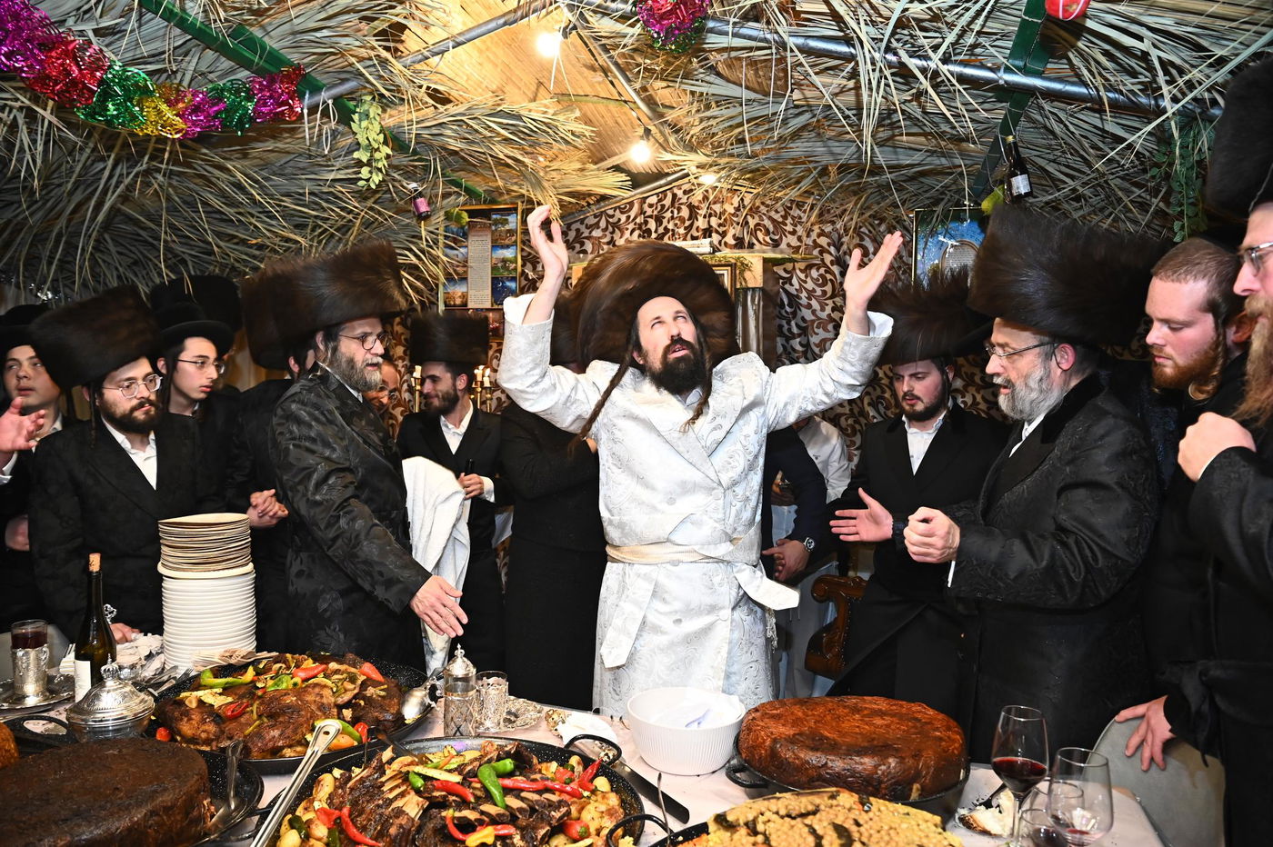 חג הסוכות בחצה"ק מעז'בוז