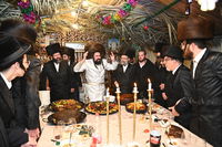 חג הסוכות בחצה"ק מעז'בוז