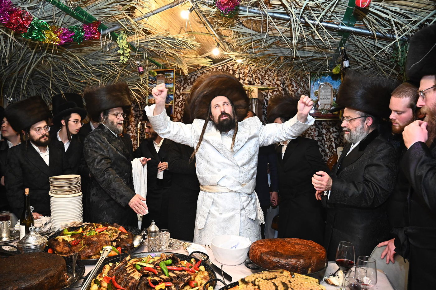 חג הסוכות בחצה"ק מעז'בוז