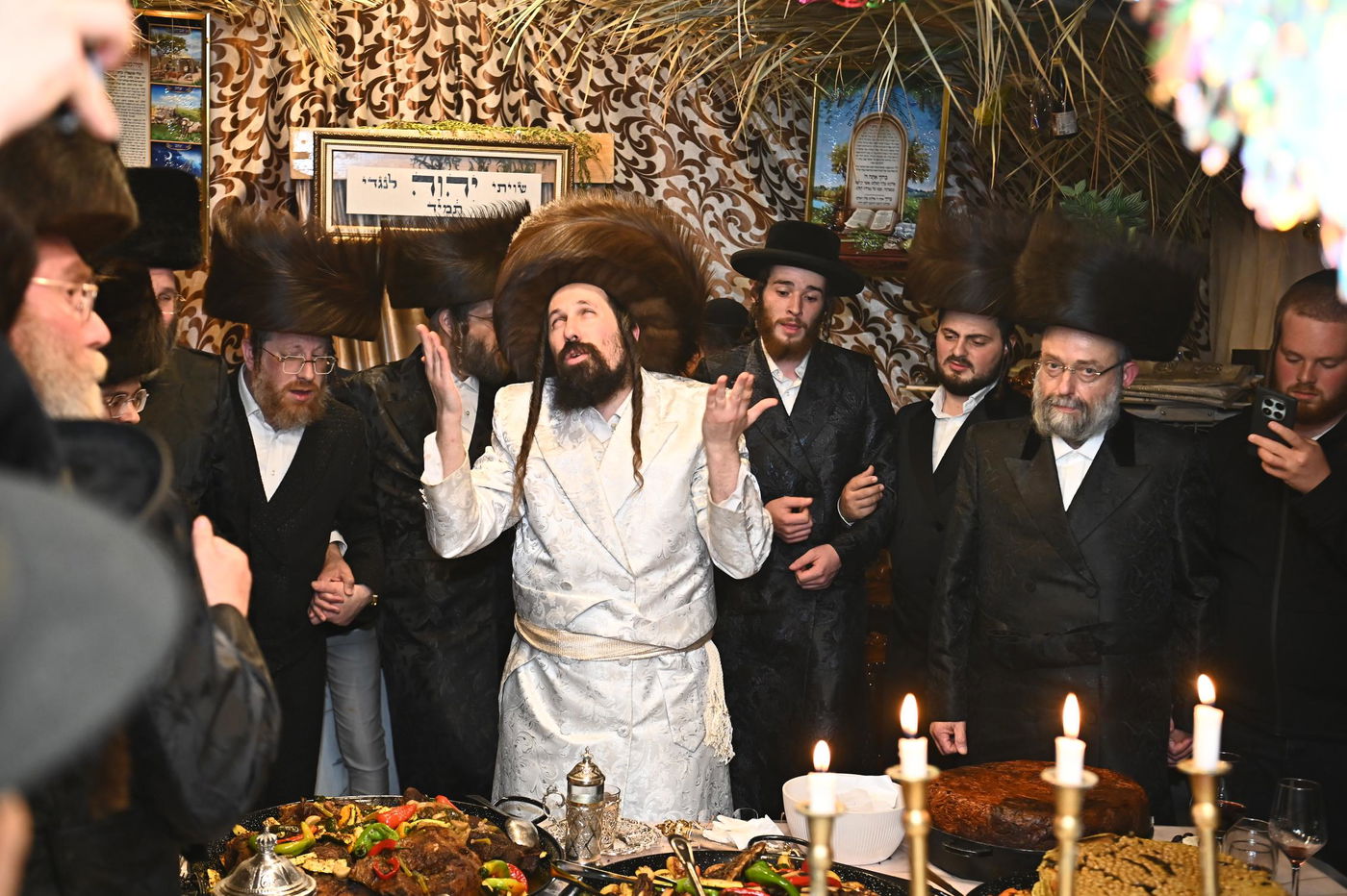 חג הסוכות בחצה"ק מעז'בוז