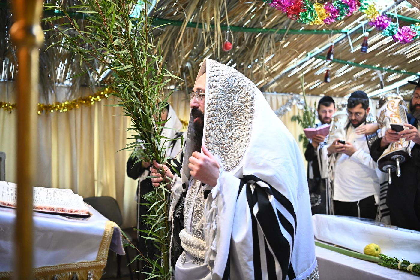 חג הסוכות בחצה"ק מעז'בוז