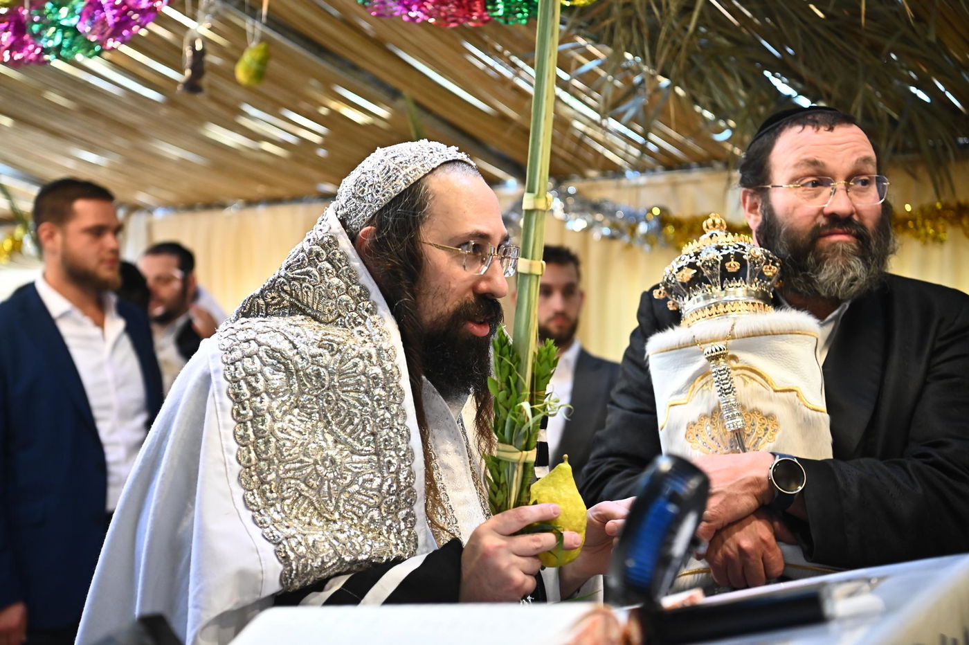 חג הסוכות בחצה"ק מעז'בוז