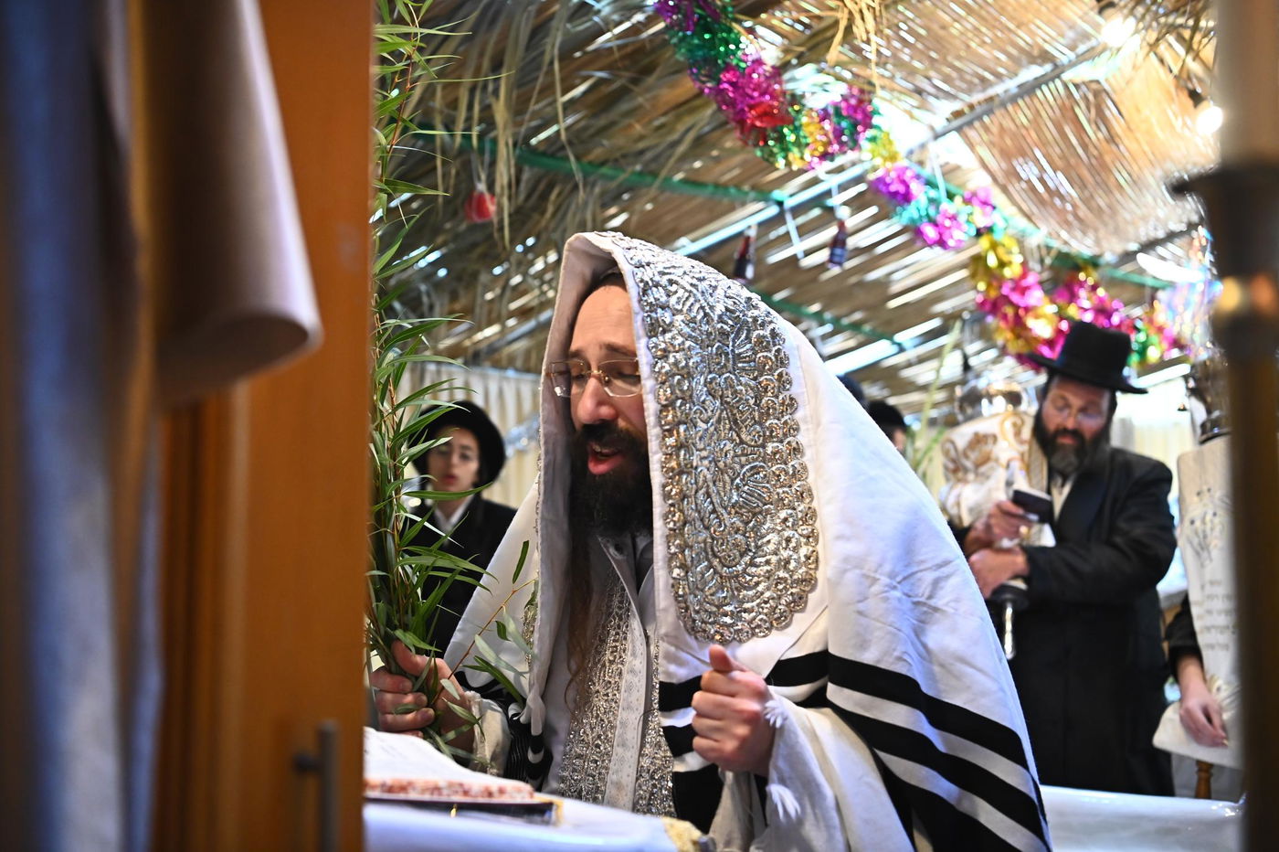 חג הסוכות בחצה"ק מעז'בוז