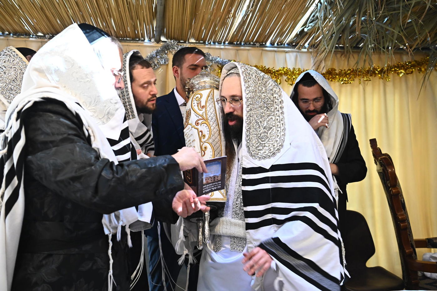 חג הסוכות בחצה"ק מעז'בוז