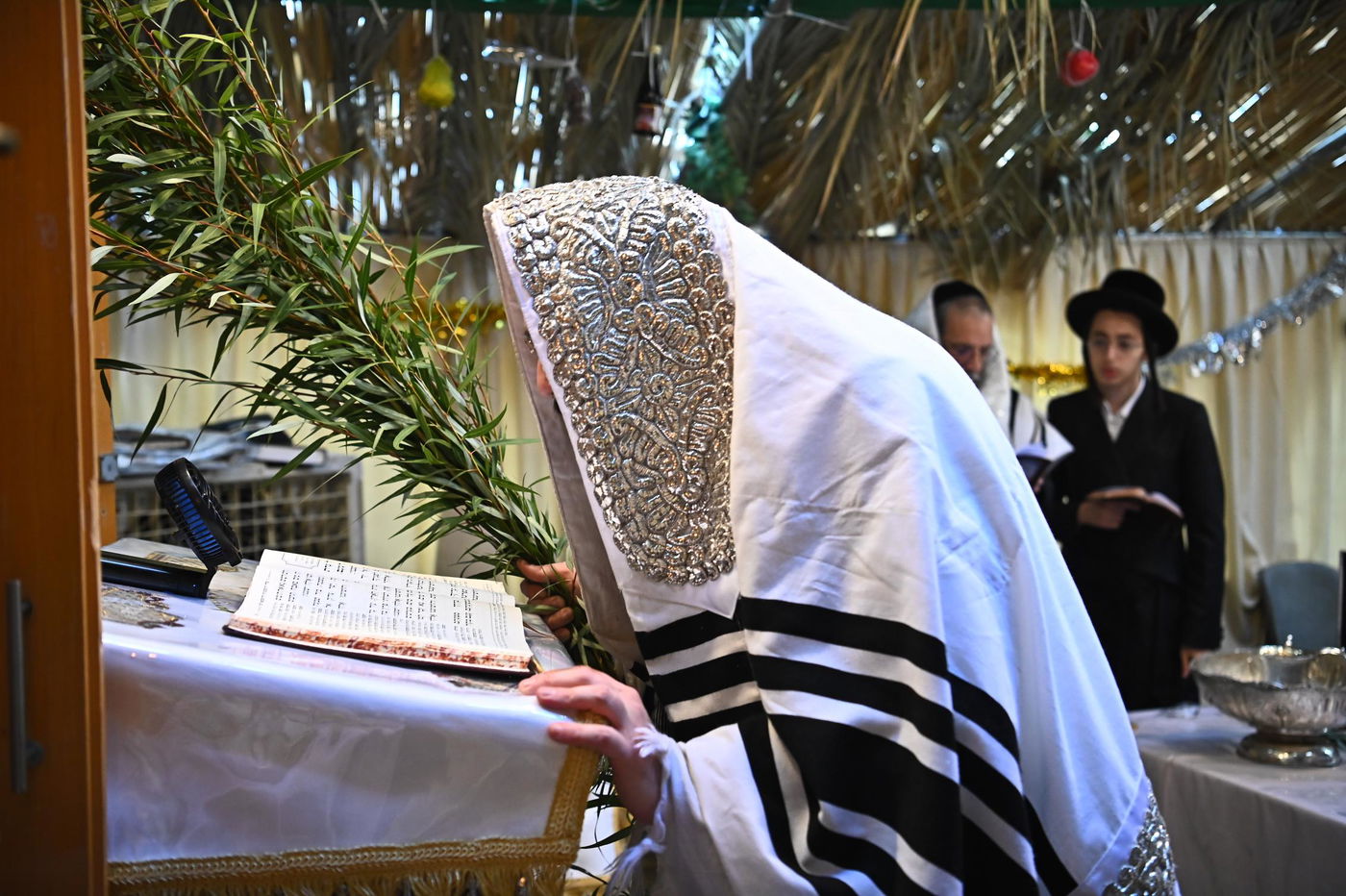 חג הסוכות בחצה"ק מעז'בוז