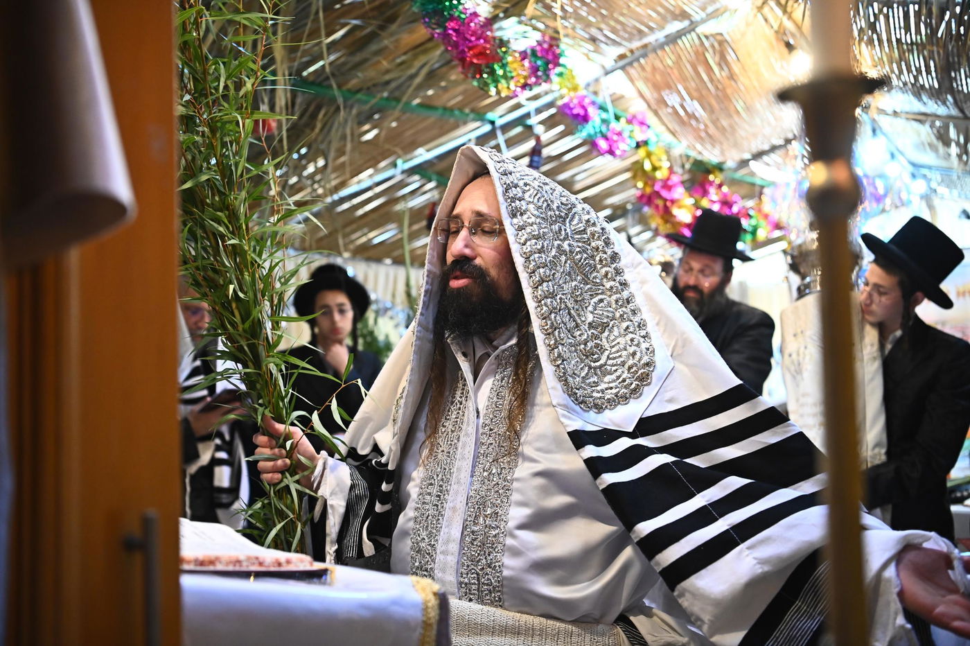 חג הסוכות בחצה"ק מעז'בוז