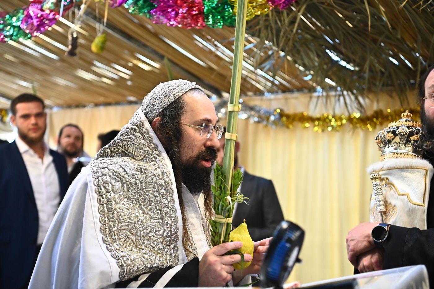 חג הסוכות בחצה"ק מעז'בוז